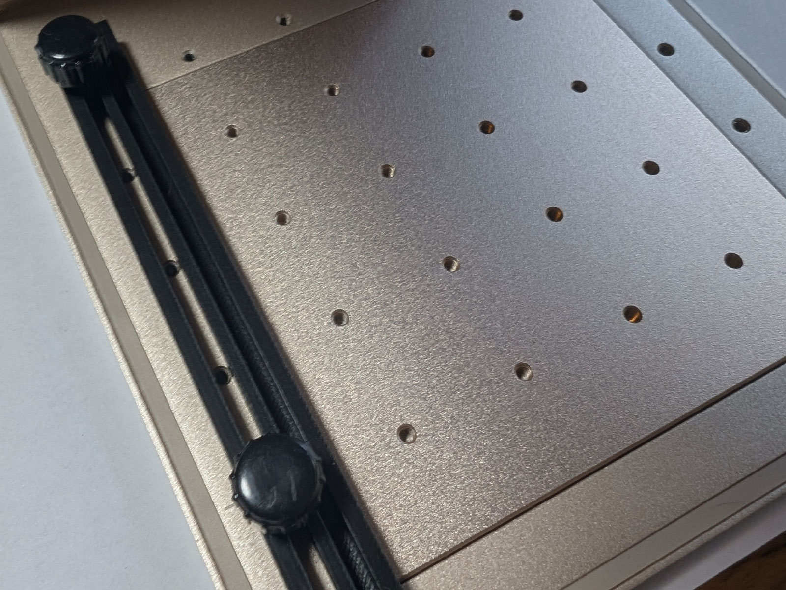 Guide BarをxTool F2に装着した状態