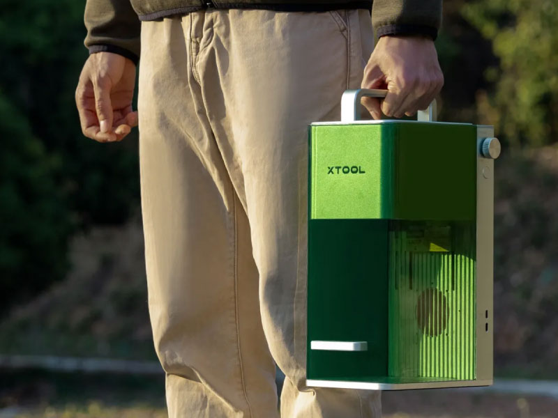 xTool F1の携帯性やサイズ感がわかる画像