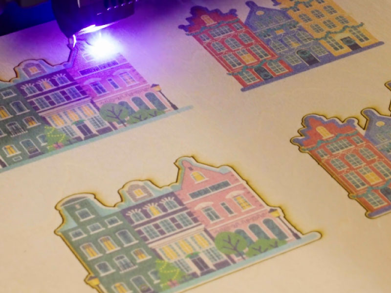 xTool M1 Ultra の本体と作品例