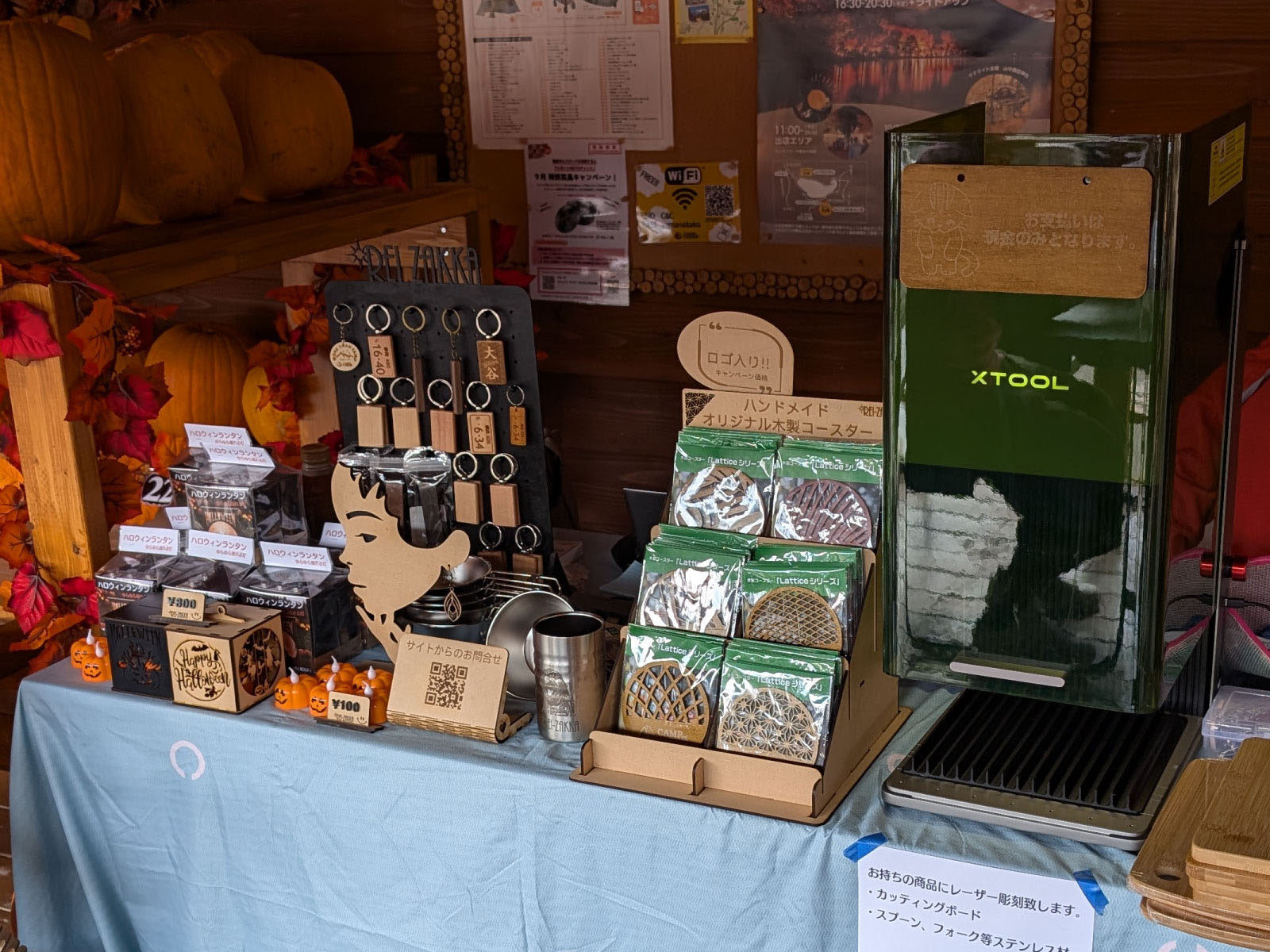 キャンプ場で展開したレーザー名入れ・記念グッズ販売の様子