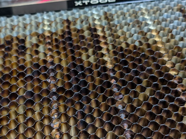 汚れたハニカムボード