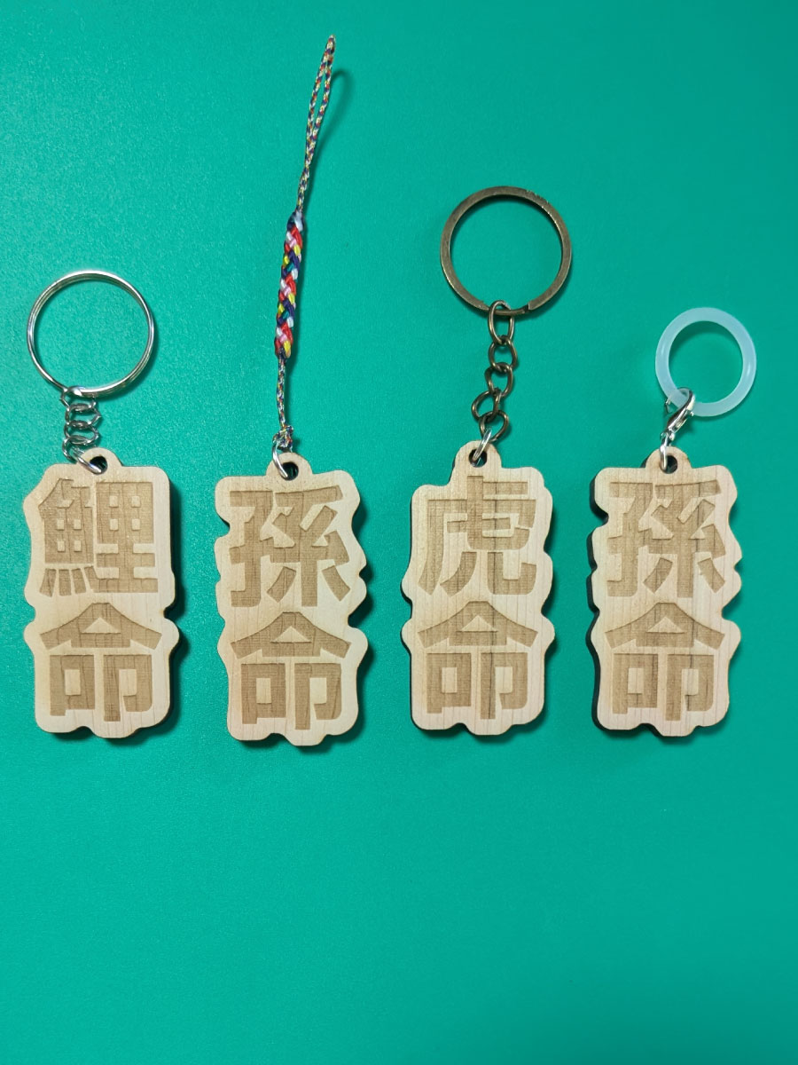 ヒノキ製の推し命札キーホルダー