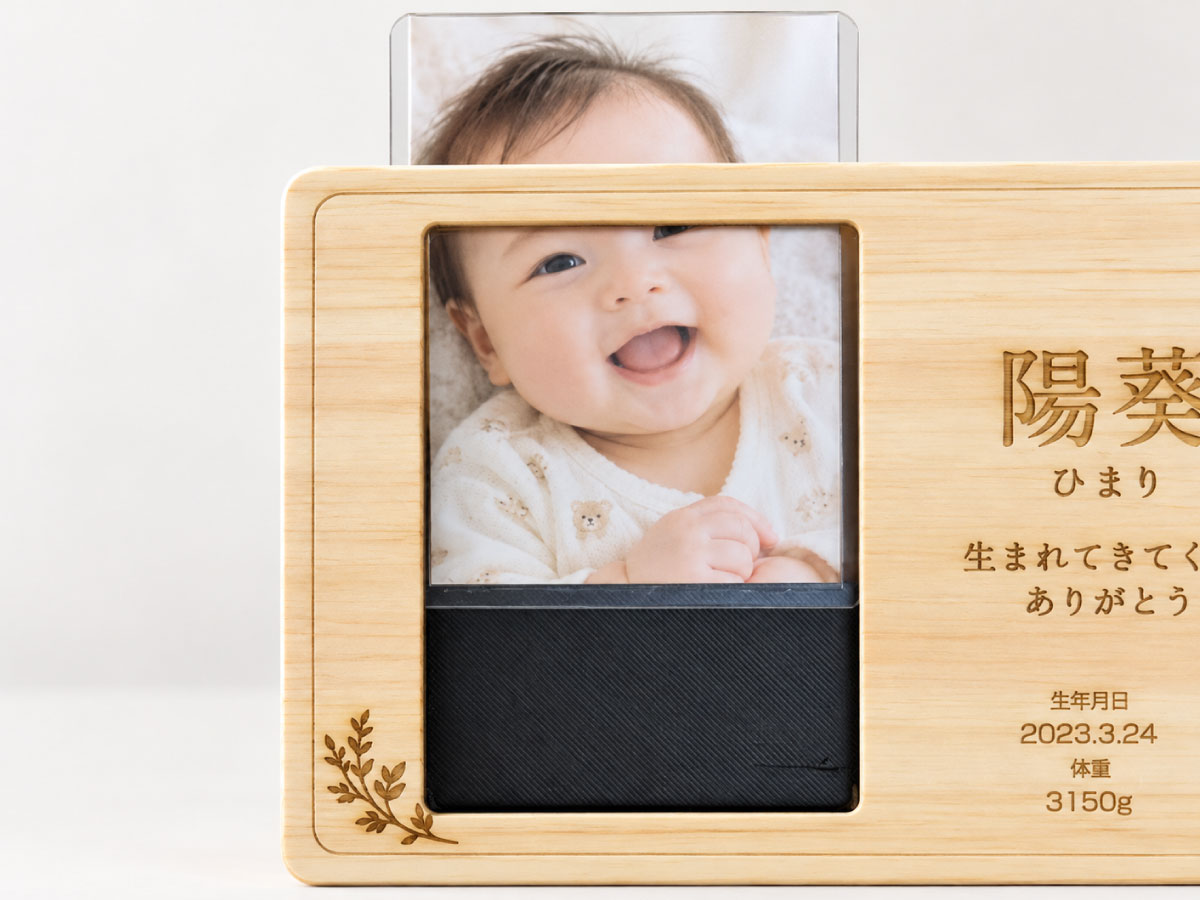 写真を上から差し込む赤ちゃんメモリアルプレート