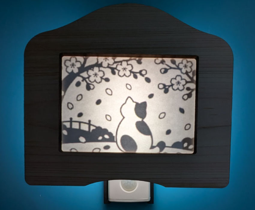 Lightgram 影あかり。春の桜と猫の切り絵を照らしたライト